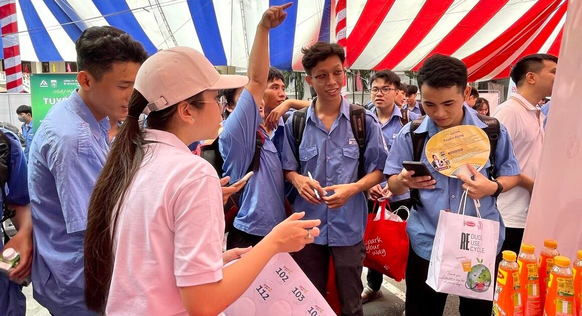 VÌ SAO DÙ DOANH NGHIỆP CẮT GIẢM NHÂN SỰ, NGƯỢI TÌM VIỆC VẪN ĐẦY, PHẢI CHĂNG ĐÂY LÀ MỘT BÍ MẬT ĐANG ĐƯỢC GIẤU KÉM?