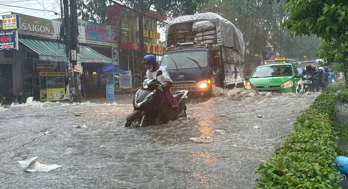 ĐỪNG ĐỂ MƯA BÃO GÂY HƯ HỎNG XE, KIỂM TRA NGAY TRƯỚC KHI QUA NƯỚC!