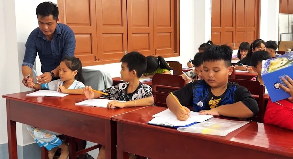 MỖI KỲ NGHỈ HÈ, THẦY GIÁO 34 TUỔI DÀNH TRỌN TÂM (HOẶC: DÀNH TRỌN TÂM HUYẾT) MỞ LỚP MIỄN PHÍ CHO HỌC SINH NGHÈO VÙNG QUÊ—GẶP GỠ ĐỂ THAY ĐỔI TƯƠNG LAI