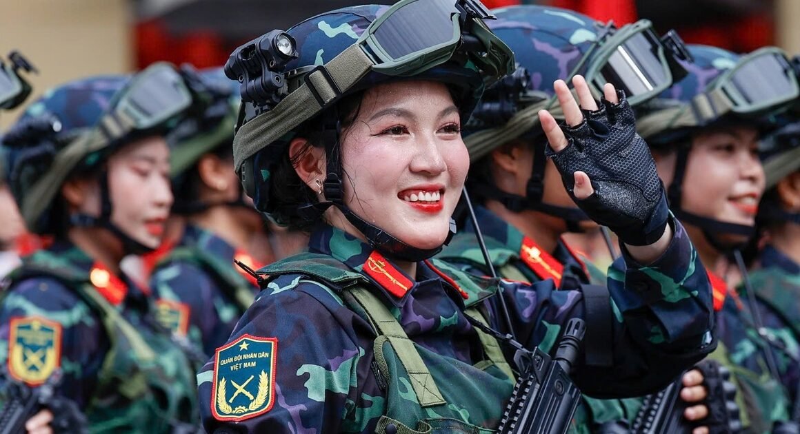 NHỮNG NỮ CHIẾN SĨ QUÂN ĐỘI VÀ CÔNG AN TẠO NÊN ẤN TƯỢNG ĐÁNG NHỚ TRONG NGÀY DIỄU BINH, DIỄU HÀNH A80!