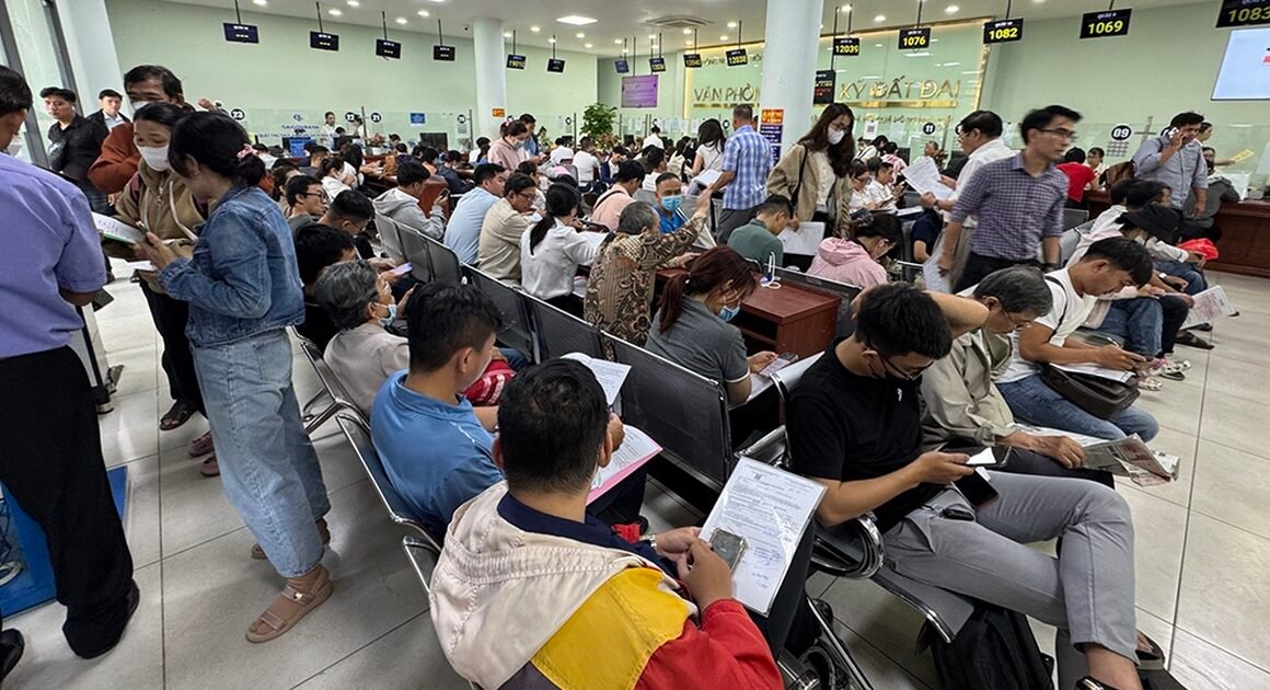 LUẬT ĐẤT ĐAI 2024 SẼ GIÚP HÀNG TRIỆU NGƯỜI CHUYỂN TỪ SỐ HỒNG GIẤY TAY SANG SỔ ĐỎ CHỈ TRONG VÒNG VAY QUÁI!