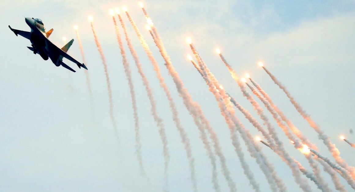 KHÁM PHÁ PHIÊN BẢN LỊCH SỬ BÁO CHIẾN, MÁY BAY KHÔNG QUÂN TỪN DỤNG BẢY BẪY NHIỆT TRONG CUỘC DIỄU BINH ĐẦU TIÊN TRÊN BẦU TRỜI HÀ NỘI NGÀY 30.8