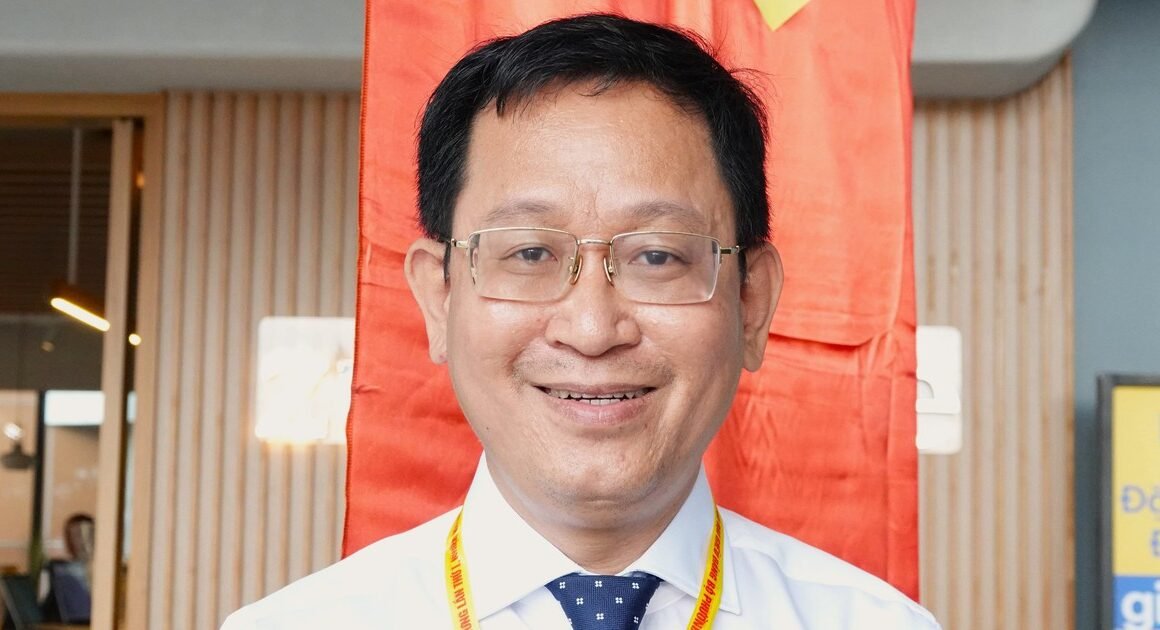 ÔNG TRẦN QUỐC TRUNG GẬY NGÀNG THEO CHỨC VỤ MỚI GƯƠNG MẶT LÀNH ĐẤT ĐẬU TRONG CHUYỂN ĐỘI Đảng Ở THỦ ĐỨC?