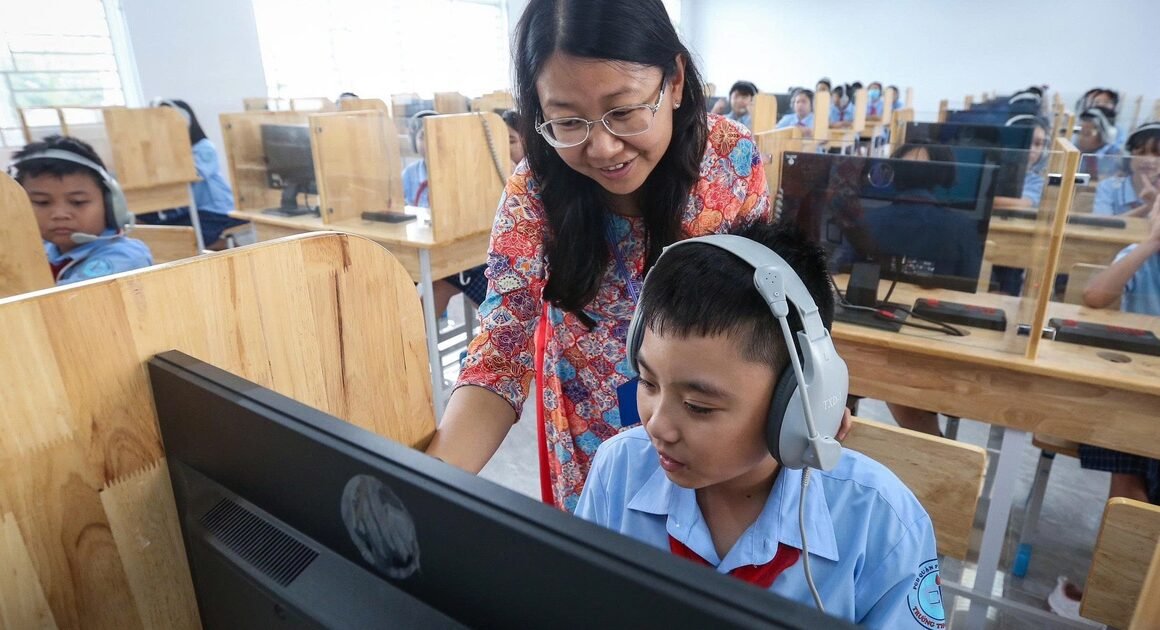 LÚC BẠN NGHĨ VỀ MỘT ĐẤT NƯỚC MÀ HƠN 90% DÂN SỐ KHÔNG BIẾT CHỮ, CẢNH CÁO CỦA MỘT CHIẾN DỊCH GIÁO DỤC LỚN ĐÃ MỞ RA CHƯA TỪNG CÓ!