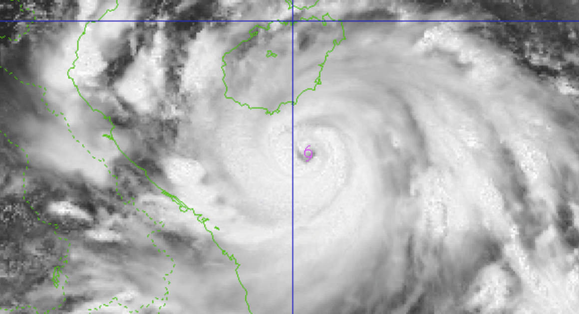 DÙ Ở RÁI XA CƠN BÃO, HÀ NỘI VẪN DỰ ĐÓN MƯA LỚN VÀ NGẬP ÚNG TRONG NGÀY 25-26.8!