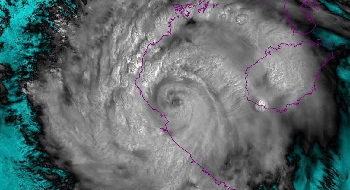 BÃO SỐ 5 ĐƯƠNG ĐẦU ĐIỀU KHÁC THƯỜNG: ĐỨNG YÊN TRONG 3 GIỜ, QUẦN THẢO TRÊN ĐẤT LIỀN HÀNH TRÌNH 10 GIỜ LIỀN MIC!