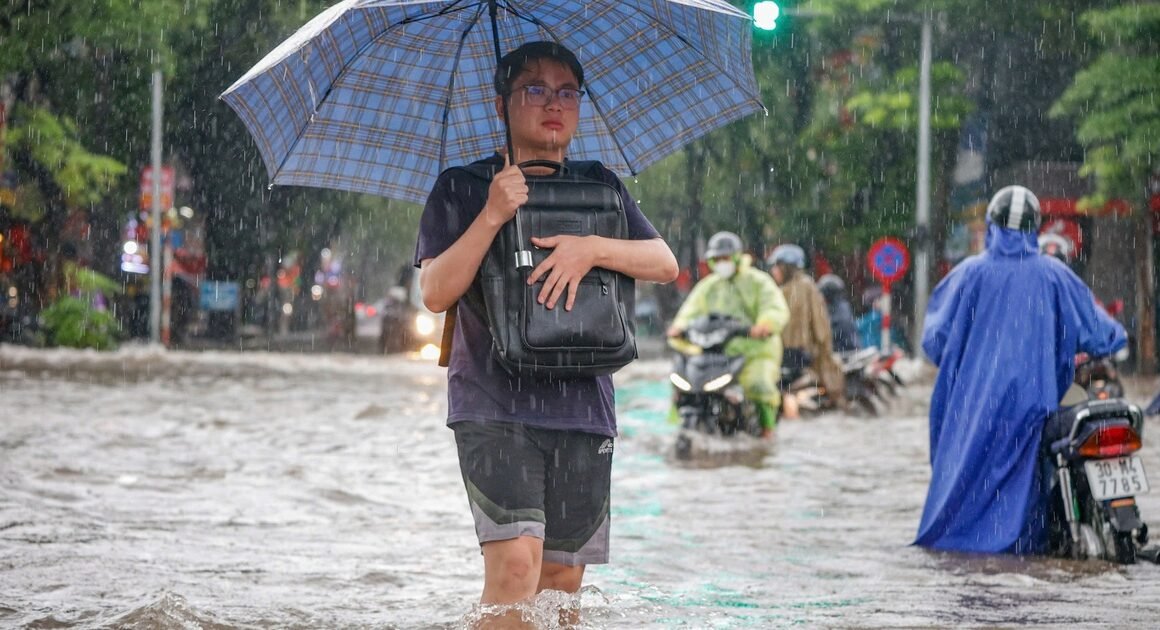 VÙNG ÁP THẤP CẢNH BÁO SẼ MẠNH LÊN, GÂY MƯA LỚN Ở BẮC BỘ VÀ BẮC TRUNG BỘ!