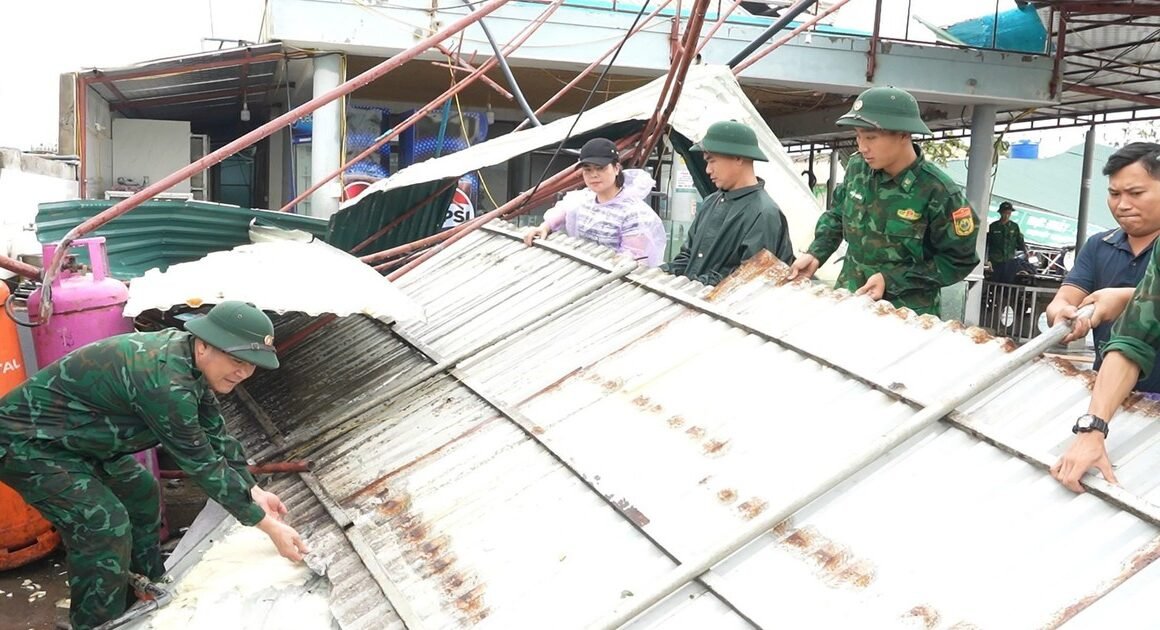 BÃO SỐ 5 GÂY CHẤN ĐỘNG NGHỆ AN VÀ NGHỈNH LUÔN TRONG 3 GIỜ, PHẢI CỐ GẮNG 10 GIỜ ĐỂ KHẮC PHỤC HẬU QUẢ!