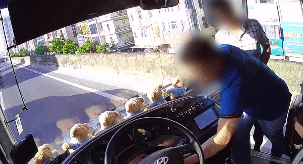 ÔNG BÙI TRƯỜNG SƠN RÚT CHÌA KHÓA XE KHÁCH KHIẾN 40 NGƯỜI MẮC KẸT TRÊN VÀNH ĐAI 3, ĐANG BỊ CÔNG AN TẠM GIỮ!