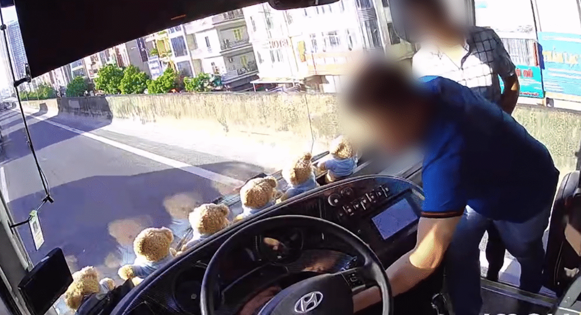 NGƯỜI ĐÀN ÔNG LẠ MỞ CỬA VÀ RÚT CHÌA KHÓA, XE KHÁCH BỊ MẮC KẸT TRÊN VÀNH ĐAI 3 HÀ NỘI!