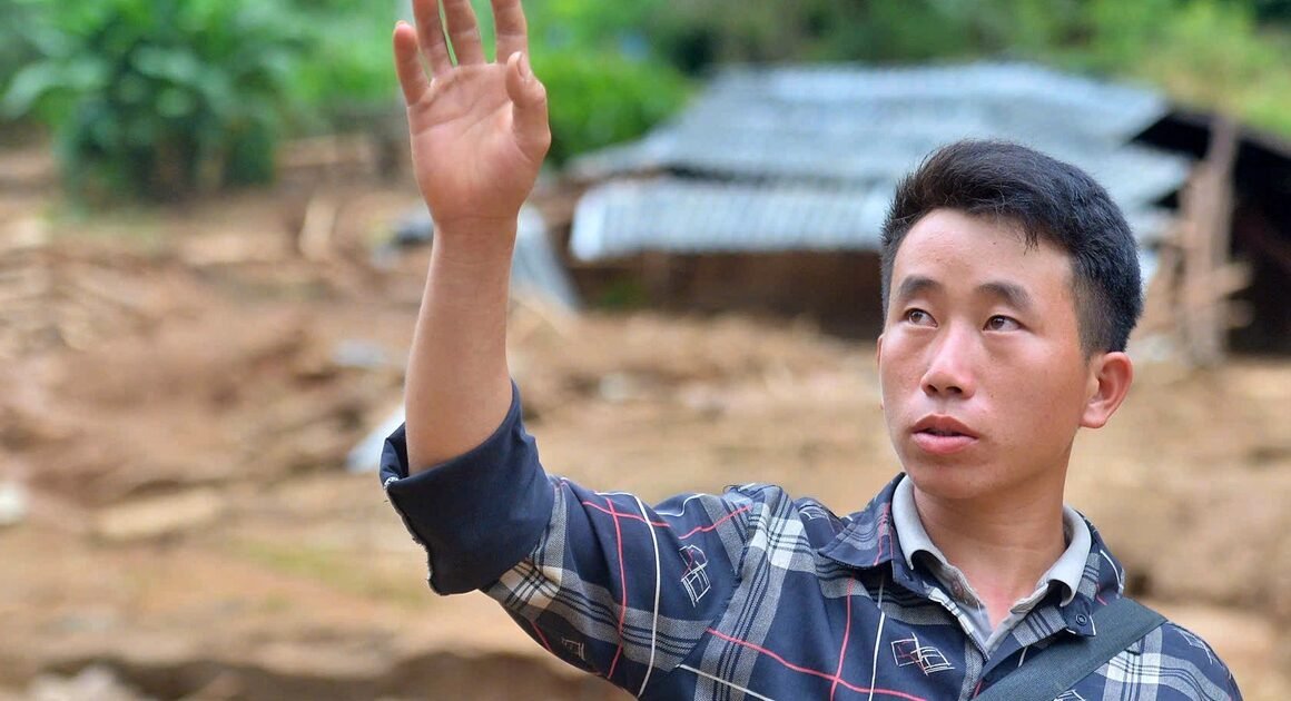 BẤT CHẤP MƯA LỚN, TRƯỞNG BẢN A THI CHẠY BỘ 1,4KM ĐỂ CỨU NGƯỜI NĂM TRONG RÒNG SỤT LỞ NGÀY ĐÊM