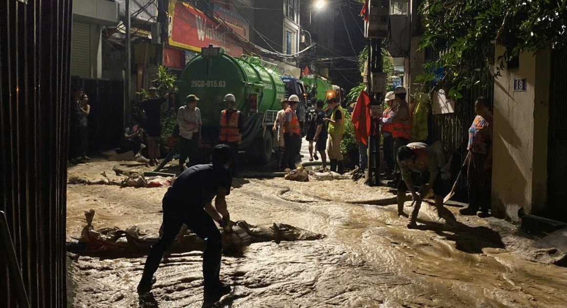 SUỐI BÙN BẤT NGỜ PHUN TRÀO TRONG NGÕ NÚI TRÚC GẦN DỰ ÁN ĐƯỜNG SẮT NHỐN – GA HÀ NỘI, GÂY CHỦ QUAN LO NGẠI.