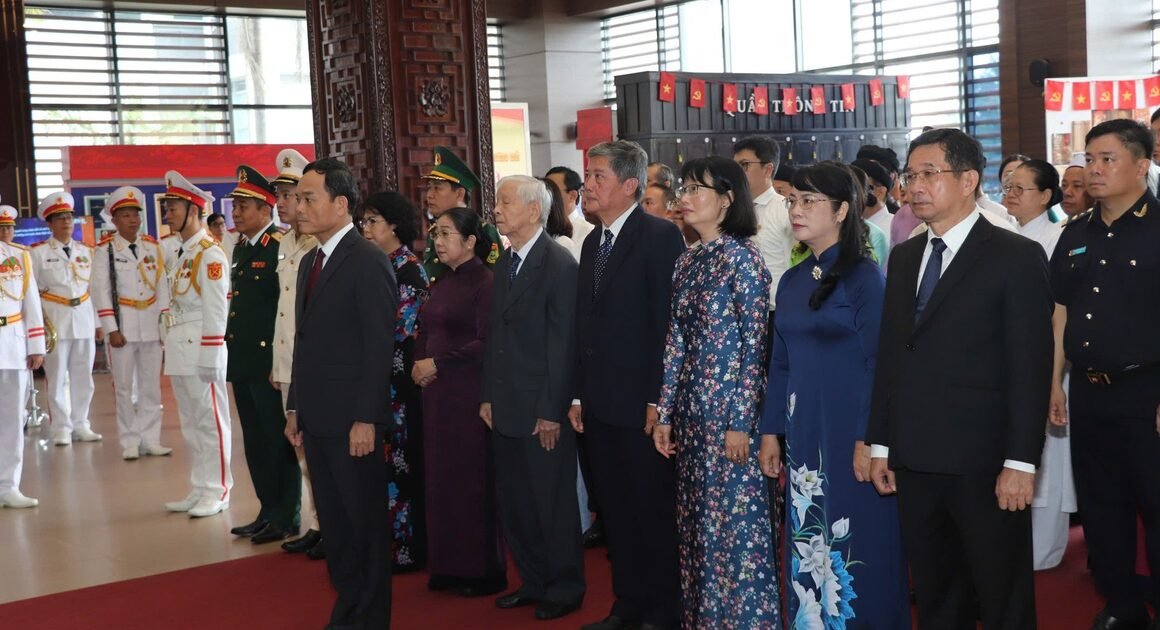 KHÂN NGOAN TƯỞNG NHỚ NHỮNG NGƯỜI THẦY ĐẠI CẢ, CÙNG TP.HCM DƯƠNG HƯƠNG, DÂNG HOA CHÀO MỪNG QUỐC KHÁNH 2.9