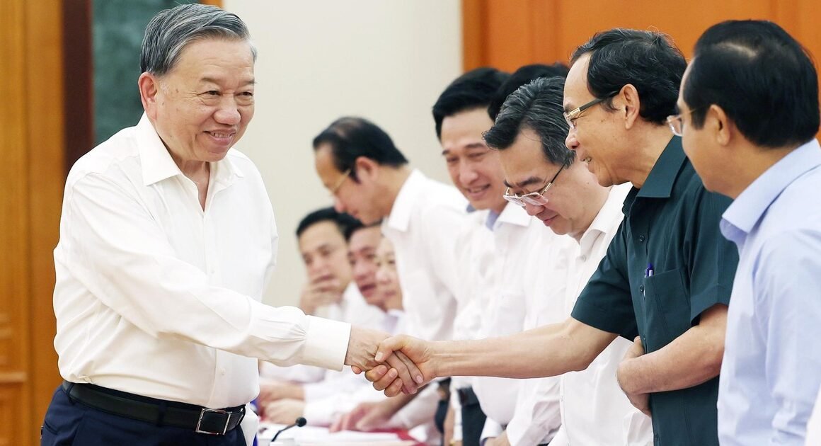 BỘ CHÍNH TRỊ ĐANG GÂY CHÚ Ý: AI SẼ LẬP NÊN ĐỊNH HƯỚNG CỦA TP.HÀ NỘI VÀ TP.HCM NHIỆM KỲ 2025-2030?