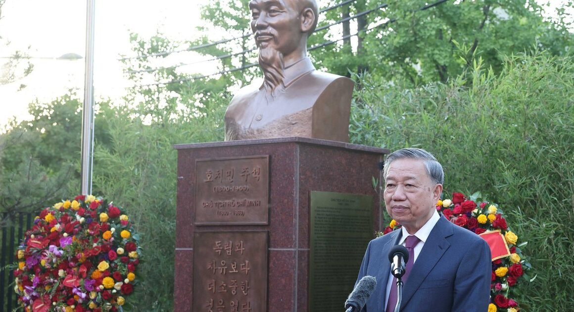 KHÁNH THÀNH TƯỢNG CHỦ TỊCH HỒ CHÍ MINH TẠI HÀN QUỐC, MỘT DẤU MỨC ĐÁNG NHỚ TRONG CHƯƠNG TRÌNH CỦA ĐẠI ĐẠI BIỂU VIỆT NAM!