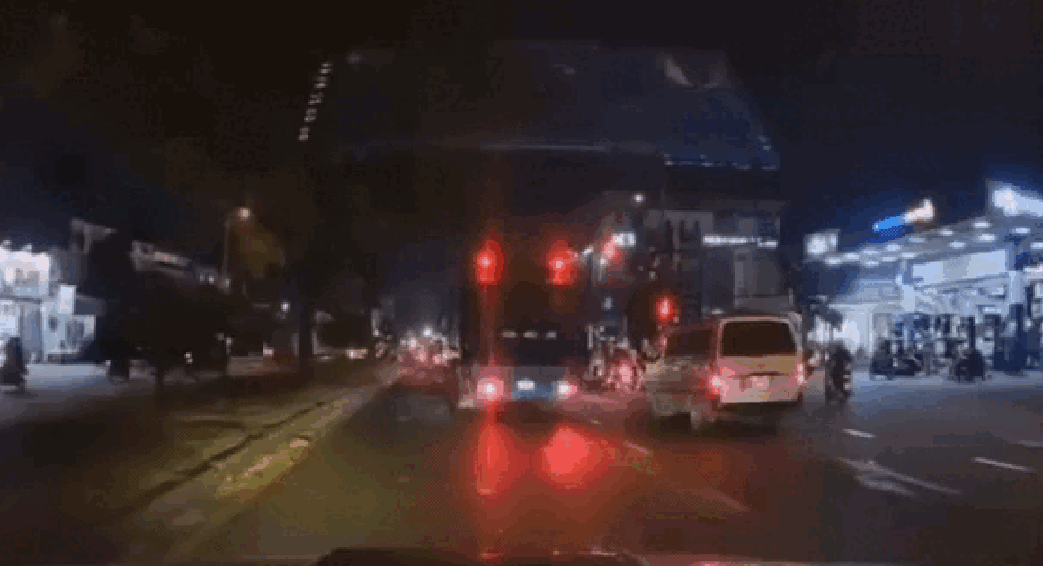 TÀI XẾ XE RÁC CHUYỂN LÀN ẨU GÂY BỨC XÚC BÙNG NỔ TRÊN PART