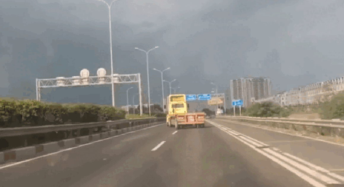 XE ĐẦU KÉO LẠNG LÁCH NHƯ MỬA LỬA TRÊN CAO TỐC, CSGT TP.HCM ĐANG ĐIỀU TRA GẤP!