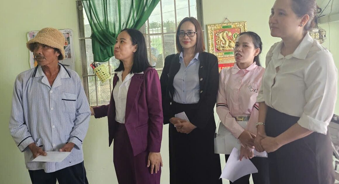 PHÓ CHỦ TỊCH ỦY BAN MTTQ VIỆT NAM TP.HCM ĐẾN THĂM VÀ HỖ TRỢ GIA ĐÌNH BỊ ẢNH HƯỞNG BÃO, GÓP PHẦN VÙNG KHẮC PHỤC KHÓ KHĂN.