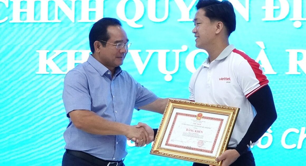 KHẨN CẤP: NAM THANH NIÊN DỨT ĐỎI CỨU SỐNG 2 MẸ CON DƯỚI ĐÁY HỒ BƠI, NHẬN BẰNG KHEN TỪ CHỦ TỊCH UBND TP.HCM!