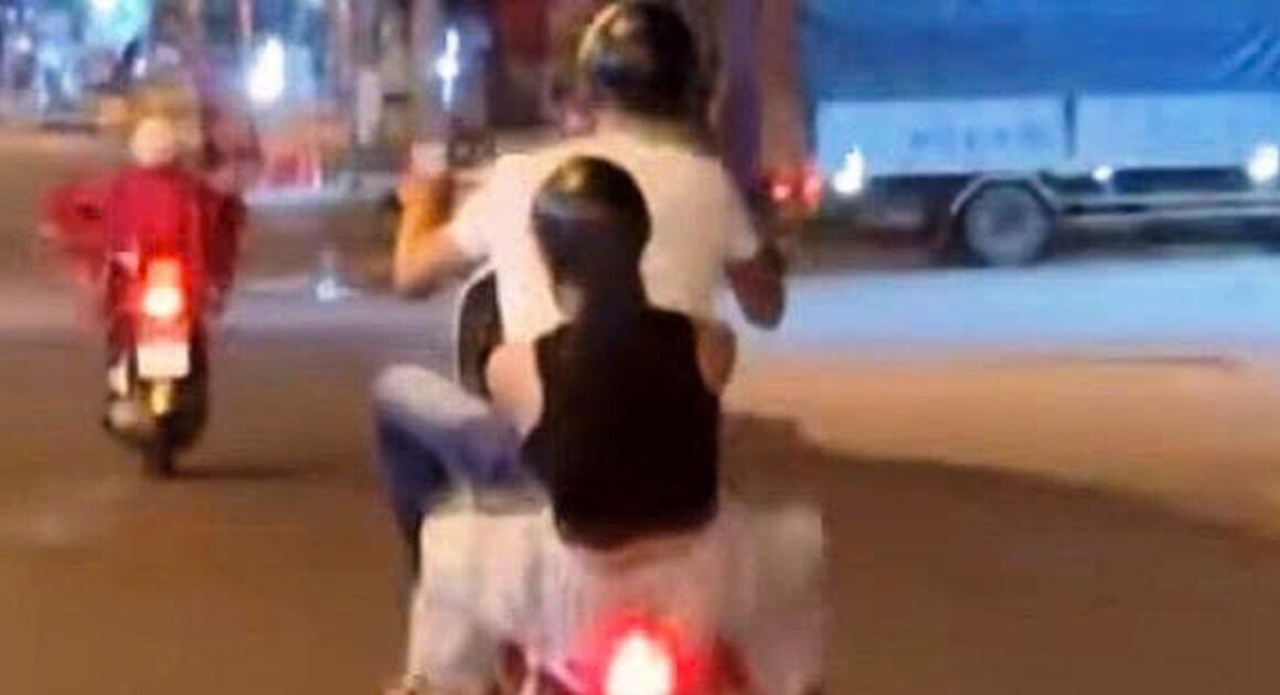 Chàng trai bốc đầu xe máy giữa phố, bị người dân quay lại – hành vi phản cảm gây chú ý!