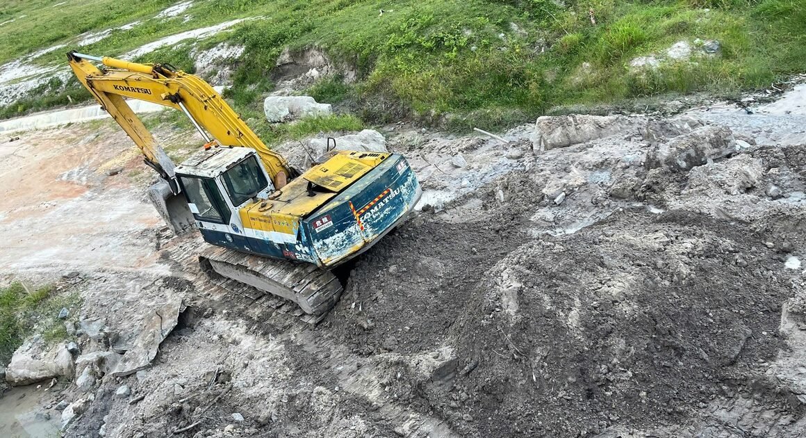 XẾP HÀNG NỐI ĐUÔI ĐẾN CHÂN CẦU, XE CUỐC MÚC ĐẤT BƯỚC TẨY SÂU TRỘM SAN LẤP TRÁI PHÉP!