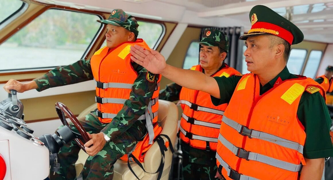 KHÁM PHÁ CHIẾN DỊCH ĐỘC ĐÁO: QUẢN LÝ TỊN CHẮC TUẦN TRA 24/24 GIỜ TRÊN VỊNH HẠ LONG ĐỂ BẢO VỆ DU KHÁCH VÀ AN NINH TRÊN BIỂN!
