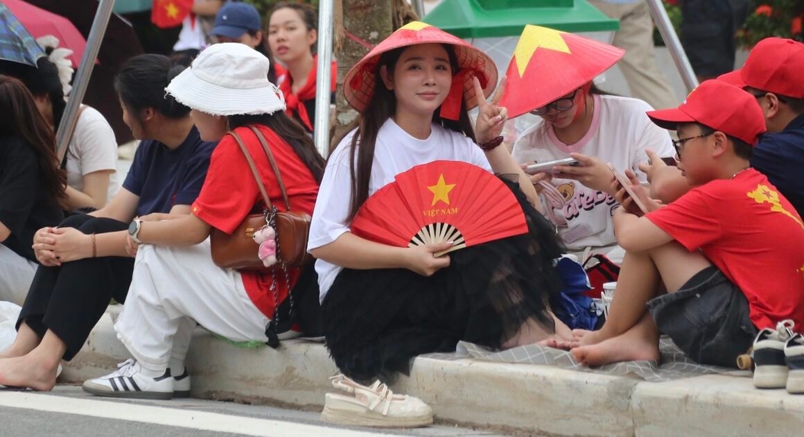 người dân đã vội vàng xếp chỗ trước giờ tổng duyệt diễu binh khiến ai nấy đều tò mò về sự kiện đặc biệt sắp diễn ra