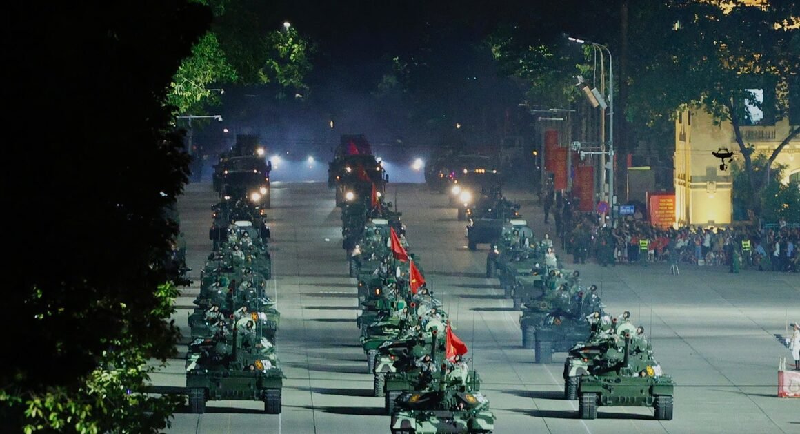 KHỐI XE ĐẶC CHỦNG VÀ QUÂN SẢN ĐƯỢC TRÌNH DIỄN NHẤN BẬT SỨC MẠNH QUỐC GIA