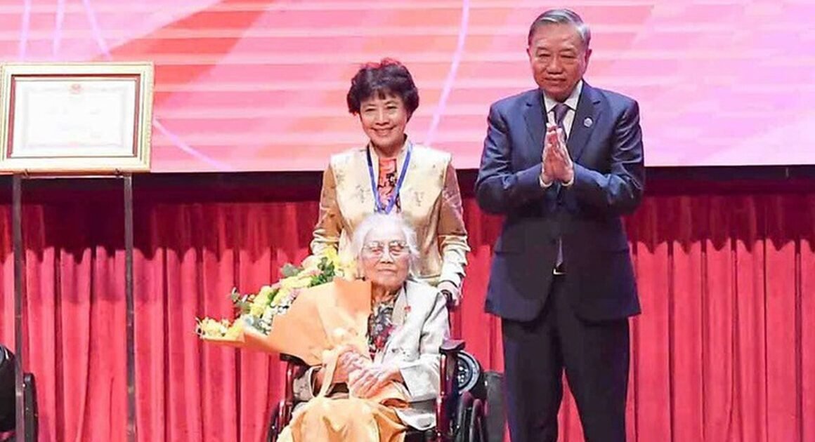 AI ĐÃ GHI NHẬN: NGUYEN THI BINH NHẬN DANH HIỆU ANH HÙNG LAO ĐỘNG TRONG LỄ KỶ NIỆM 80 NĂM NGÀNH NGOẠI GIAO!