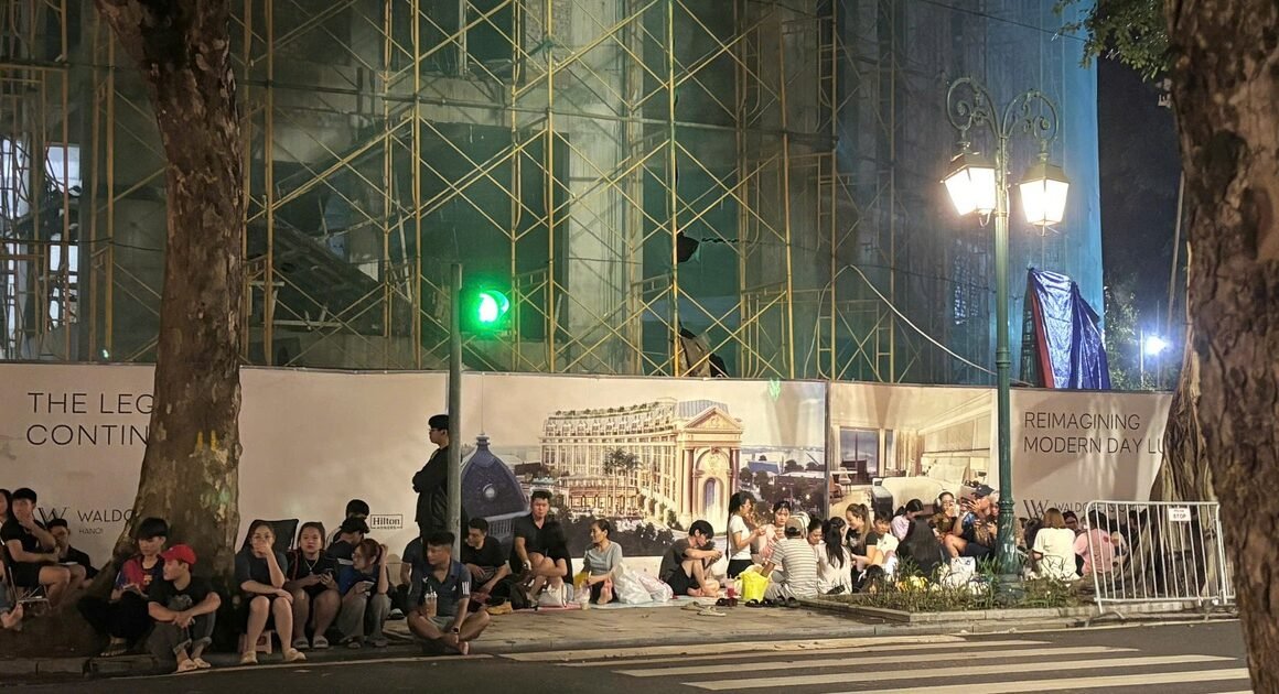 GHÊ THOẢNG, HÀNG TRĂM NGƯỜI ĐỔ VỀ NHÀ HÁT LỚN HÀ NỘI ĐỂ RÌNH VÉ MIỄN PHÍ, BẠN CÓ ĐỦ MAY MẮN CHỨ?