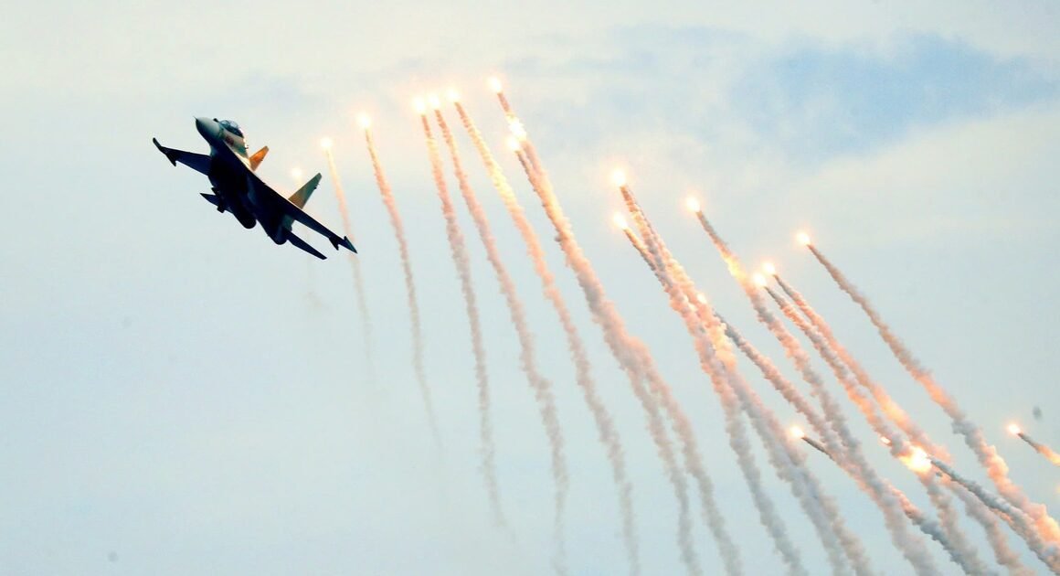 LẦN ĐẦU TRÊN BẦU TRỜI HÀ NỘI, SIÊU PHẨM HÁN ĐỘI YAK 130 VÀ SU-30MK2 KHIÊN NGƯỜI XEM NGẬP TRÀN ẤN TƯỢNG!