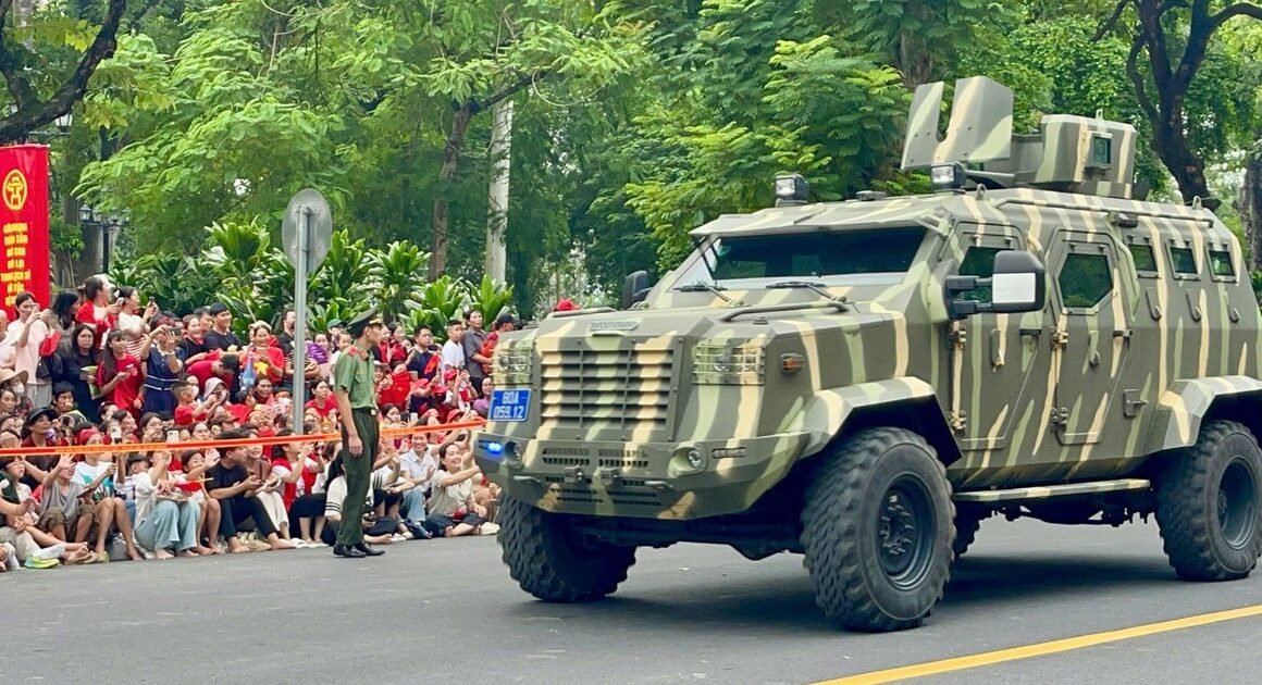 NGƯỜI DÂN ĐỐI DIỆN VỚI ĐÁM ĐÔNG CỰC KỲ HÂN HÒAN TRƯỚC ĐÓN CHIẾN DỊCH DIỄU BINH ĐẶC BIỆT TỐI NAY!