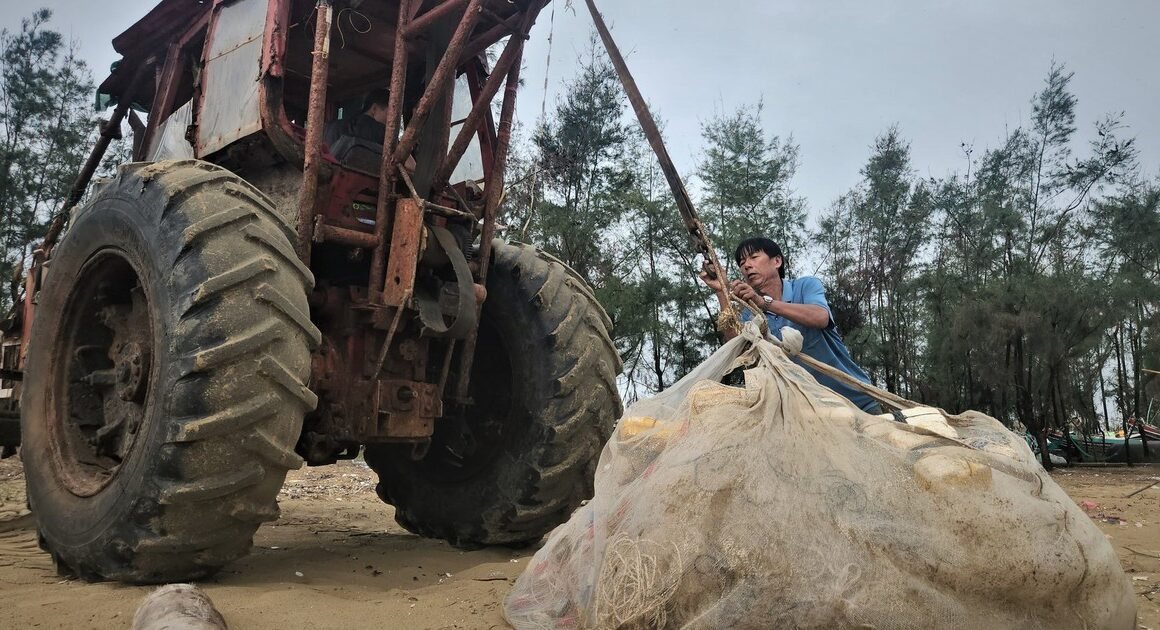 CHUẨN BỊ CHỐNG BÃO KHẨN, HÀ TĨNH SƠ TÁN HƠN 6.500 HỘ DÂN VÙNG VEN BIỂN ĐỂ ĐẢM BẢO AN TOÀN!