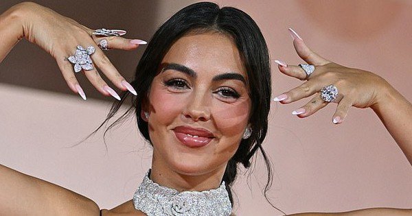 GÖRGINA RODRIGUEZ TOÀN NỮI BÙNG NỔ VỚI DIỆN MỤC SỐC TRÊN THẢM ĐỎ LIÊN HOAN PHIM VENICE
