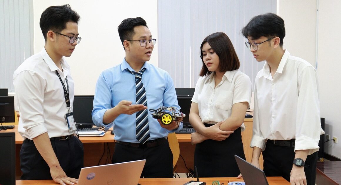 TÌNH YÊU TỔ QUỐC KHÔNG CHỈ LÀ CẢM XÚC, MÀ CÒN LÀ ĐỘNG LỰC VÀ HÀNH ĐỘNG HUYẾT HUYỀN CỦA THẾ HỆ TRẺ.