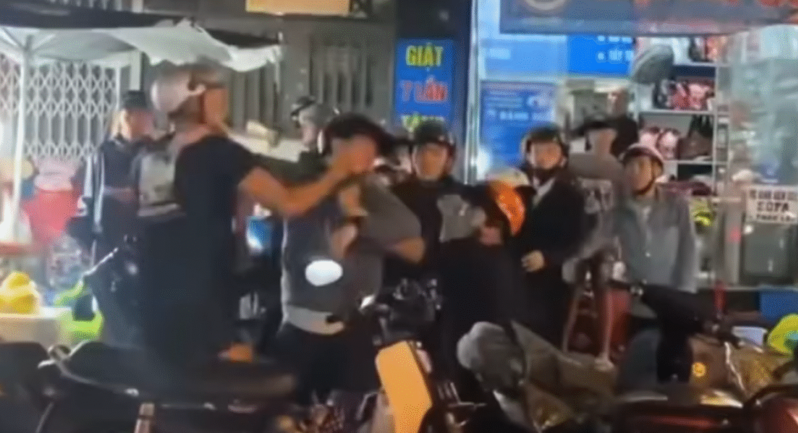 XẢY RA XÔ XÁT NGHIÊM TRỌNG TRÊN ĐƯỜNG PHẠM VĂN BẠCH LIÊN QUAN ĐẾN VỤ GIẬT ĐỒ CÚNG CÔ HỒN, CHỦ TỊCH UBND PHƯỜNG TÂN SƠN RA VĂN BẢN XỬ LÝ NGHIÊM TÒAN