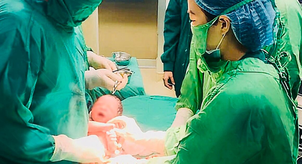 BÉ GÁI 3,3 KG CHÀO ĐỜI KHỎE MẠNH TỪ PHÔI TRỮ ĐÔNG HƠN 11 NĂM TRƯỚC ĐÃ GÂY NGƯỠNG MỘ CẢ Y KHOA