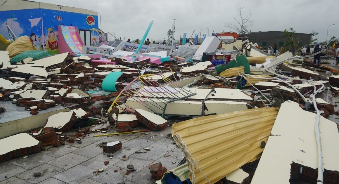 LỐC XOÁY KINH HOÀNG !!! Hàng chục nhà sập, tài sản hư hỏng ở THANH HÓA.