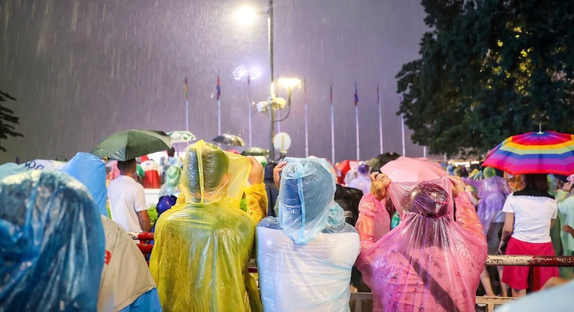 PHÁO HOA RỰC SÁNG DƯỚI MƯA NẶNG, DÂN CHÚC MỪNG NGÀY QUỐC KHÁNH TRONG DÒNG NGƯỜI ĐÔNG ĐÚI!