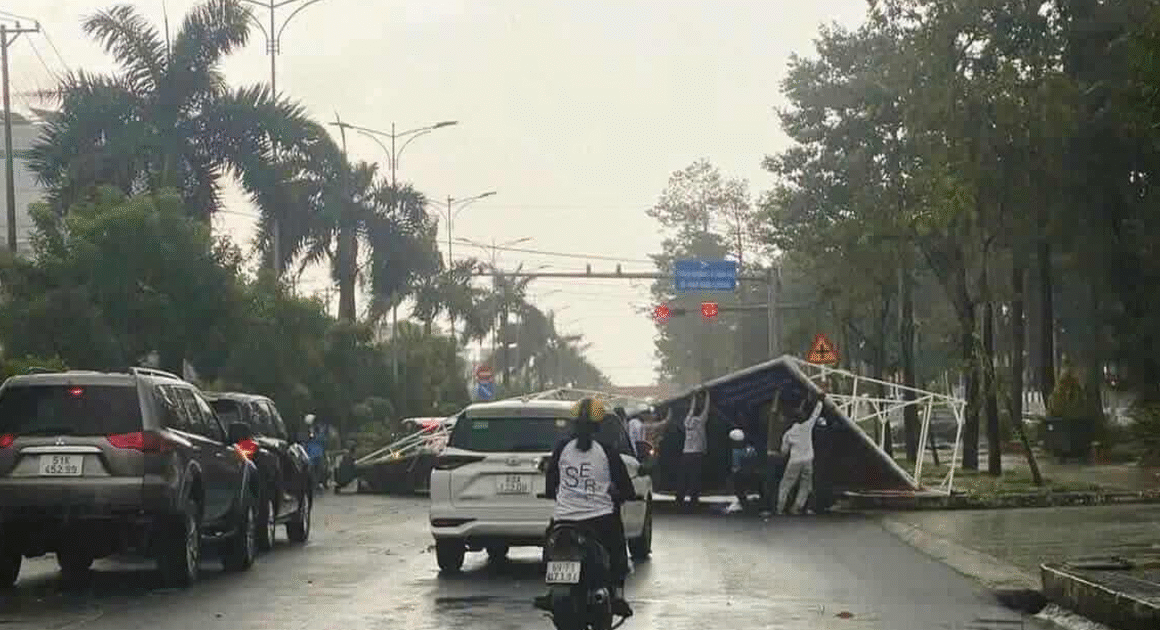 ĐANG KHIẾN CẦU CÀ MAU CHẤN ĐỘNG, NỘI DUNG PANÔ LÀM 3 NGƯỜI THƯƠNG, Ô TÔ HƯ HỎNG!