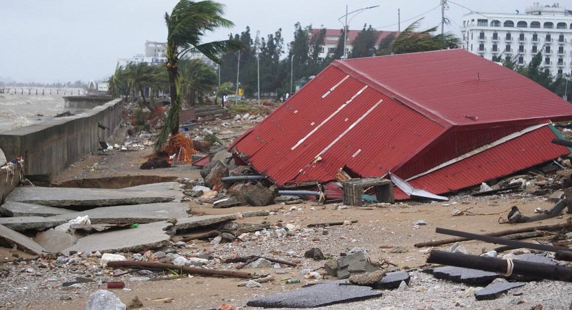 KHỦNG KHẾ CỦA BÃO SỐ 10 ĐÃ XÓA SẠCH KÈ VÀ ĐƯỜNG BIỂN Hải Tiến!