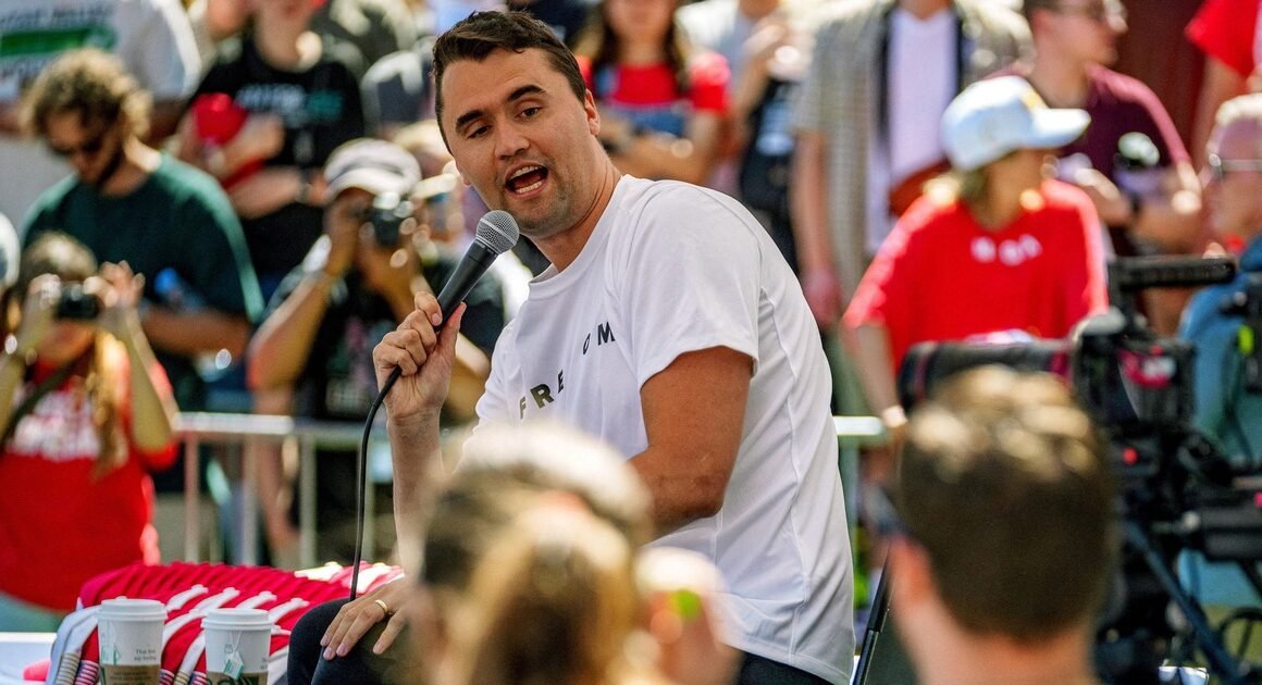 NHÀ HOẠT ĐỘNG CÁNH HỮU CHARLIE KIRK BỊ BẮN VÀO CỔ TRONG LÚC PHÁT BIỂU TẠI ĐẠI HỌC UTAH VALLEY—CHUYẾN ĐẦU NĂY CÙNG CỦA NỘI DUNG CHIẾN TRANH Ý KIẾN?