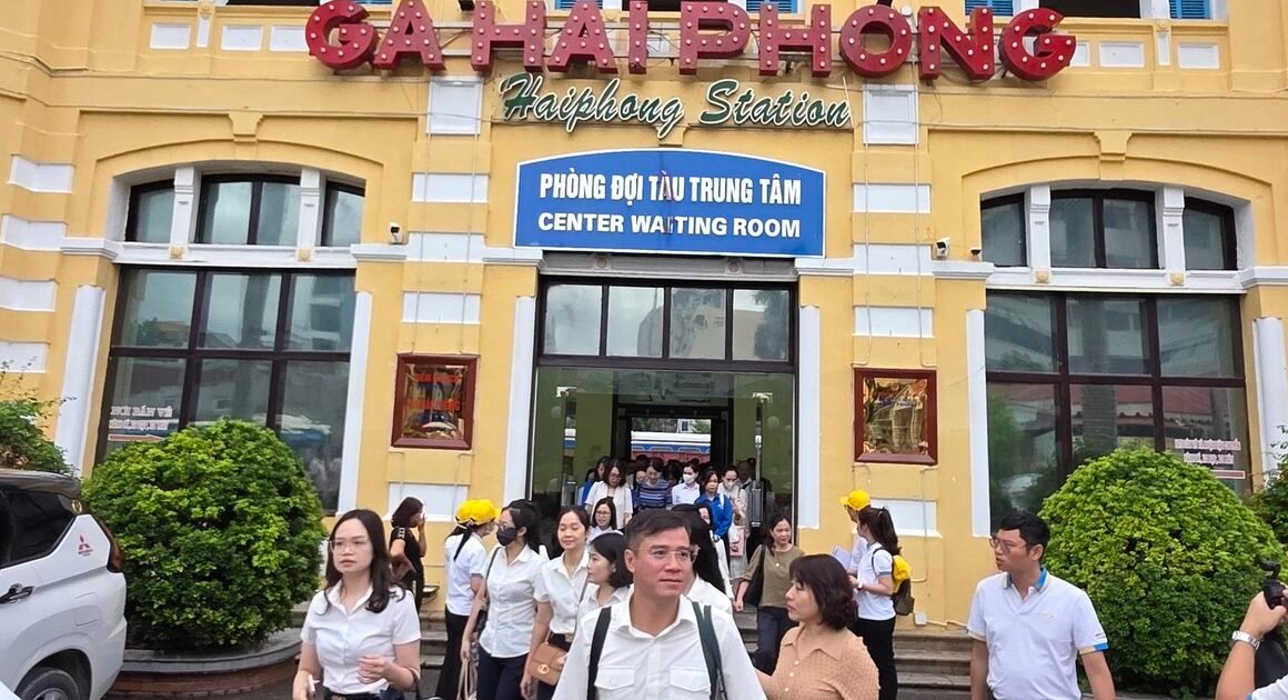 KHÁCH HÀNG TRONG CHUYẾN TÀU HP15 ĐƯỢC VẬN CHUYỂN ĐỂ ĐẾN GỬI CÔNG VIỆC TẠI TRUNG TÂM THÀNH PHỐ PHÍA TÂY!