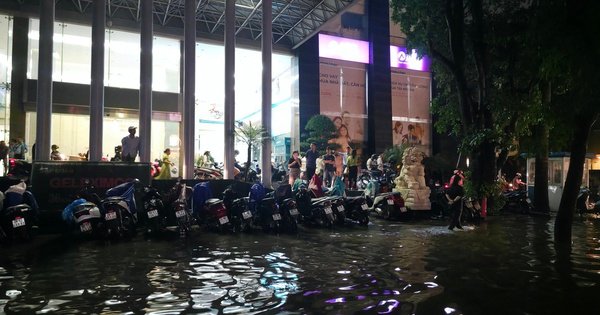 HÀ NỘI NGẬP TRONG BIỂN NƯỚC SAU MƯA LỚN, NGƯỜI DÂN CHẬT VẬT ỚN LOẠN VỚI GIAO THÔNG KINH HOÀNG!