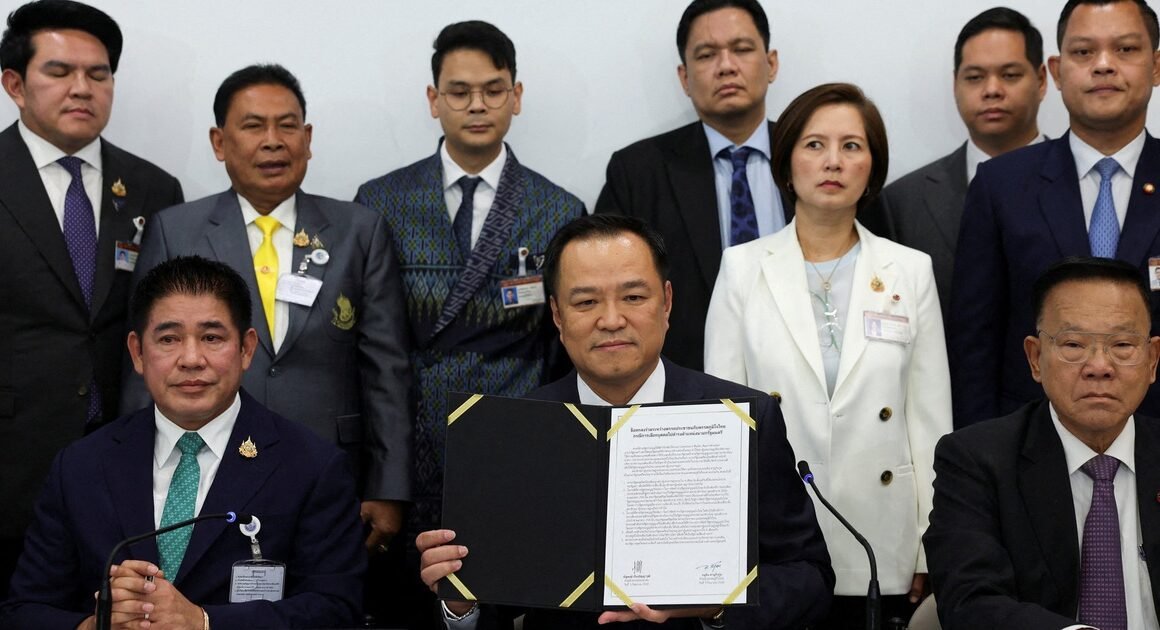 AI SẼ NẮM QUYỀN SỚM TẠI THÁI LAN? CẠNH TRANH KHỐN KHỔ GIỮA BUMJAITHAI VÀ PHEU THAI ĐANG ĐỐI MẶT RỒI!