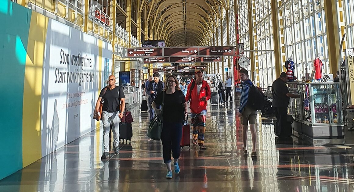 MỸ ĐỘNG THÁI ĐÓNG BÁO CHO CÁC LAO ĐỘNG NGHỀ CAO QUA VISA H-1B, GÂY XÁO TRỘN NGÀNH CÔNG NGHỆ VÀ THỊ TRƯỜNG LAO ĐỘNG MỸ