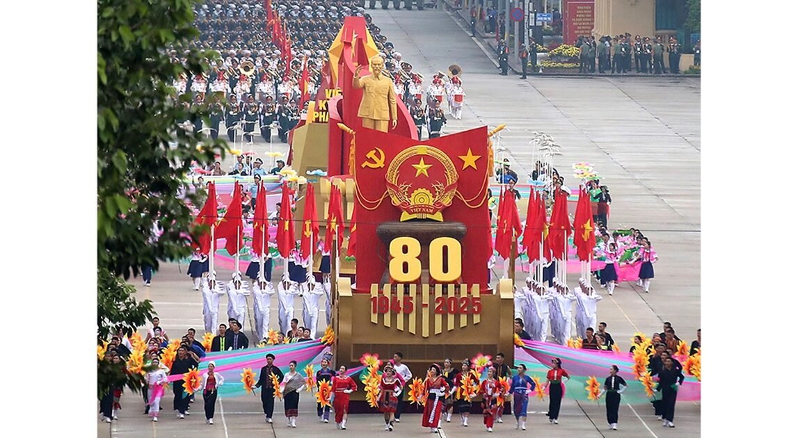 KHÁT VỌNG ĐỘC LẬP CỦA VIỆT NAM VUA CHIẾU RỰC TRÊN QUẢNG TRƯỜNG BÁI ĐÌNH NHƯ MỘT BỨC TRANH CHIẾN TRanh KIÊN CỐ VÀ QUYẾT TÂM BẢO VỆ ĐỘC LẬP