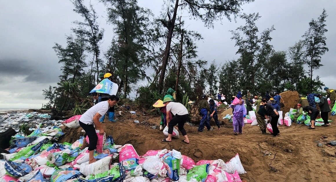 CÁC ĐỊA PHƯƠNG ĐANG KHẨN CỐ SƠ TÁN AI OÀN TRƯỚC BÃO SỐ 10 – CƠN MẠNH ĐANG GẦN KÈM NGUY CƠ LŨ ỐNG, LŨ QUÉT, SỤT LỞ ĐẤT!
