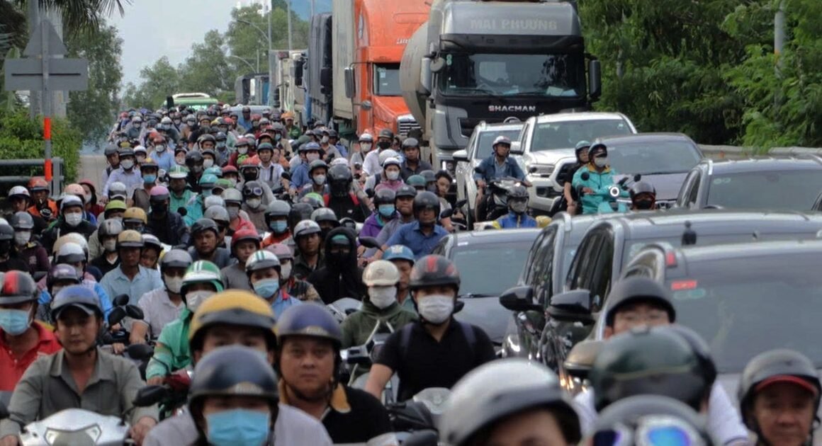 VẪN KẸT XE KINH HOÀNG DÙ ĐÃ NÂNG CẤP GẦN 2 NĂM, TẠI SAO CẦU, ĐƯỜNG Ở KHU NAM TP.HCM VẪN CHẬT THOÁNG?