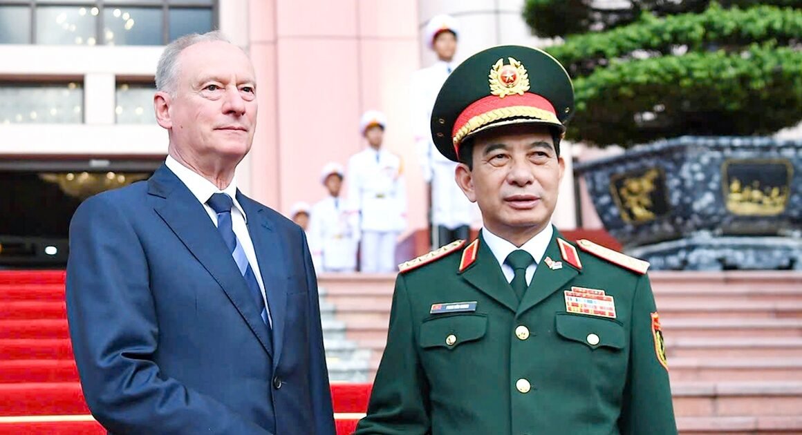 BỨC TRANH ĐẶC BIỆT VỀ MỐI QUAN HỆ VIỆT- NGA ĐƯỢC HÁN GÓI TẠI HÀ NỘI NGAY TRONG NGÀY 15.9